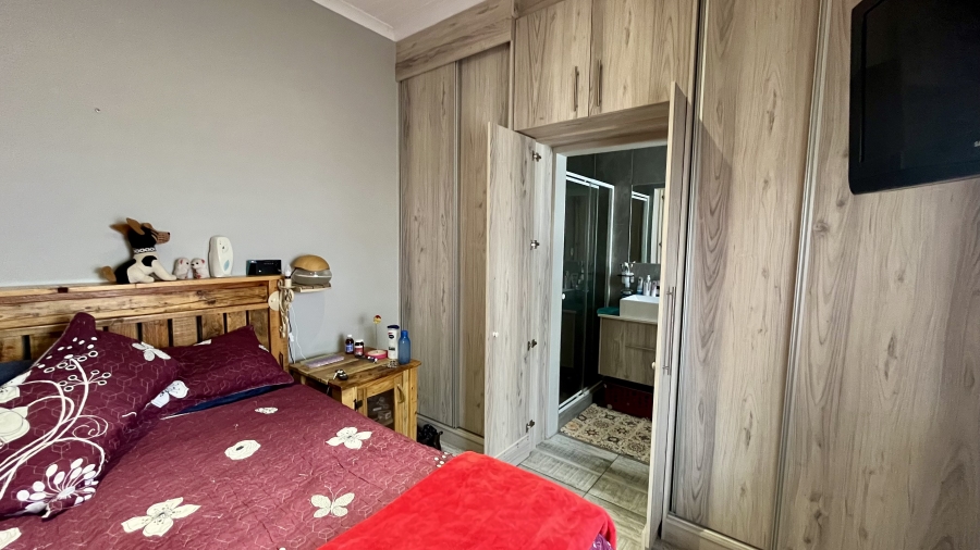 2 Bedroom Property for Sale in Hoogland Western Cape